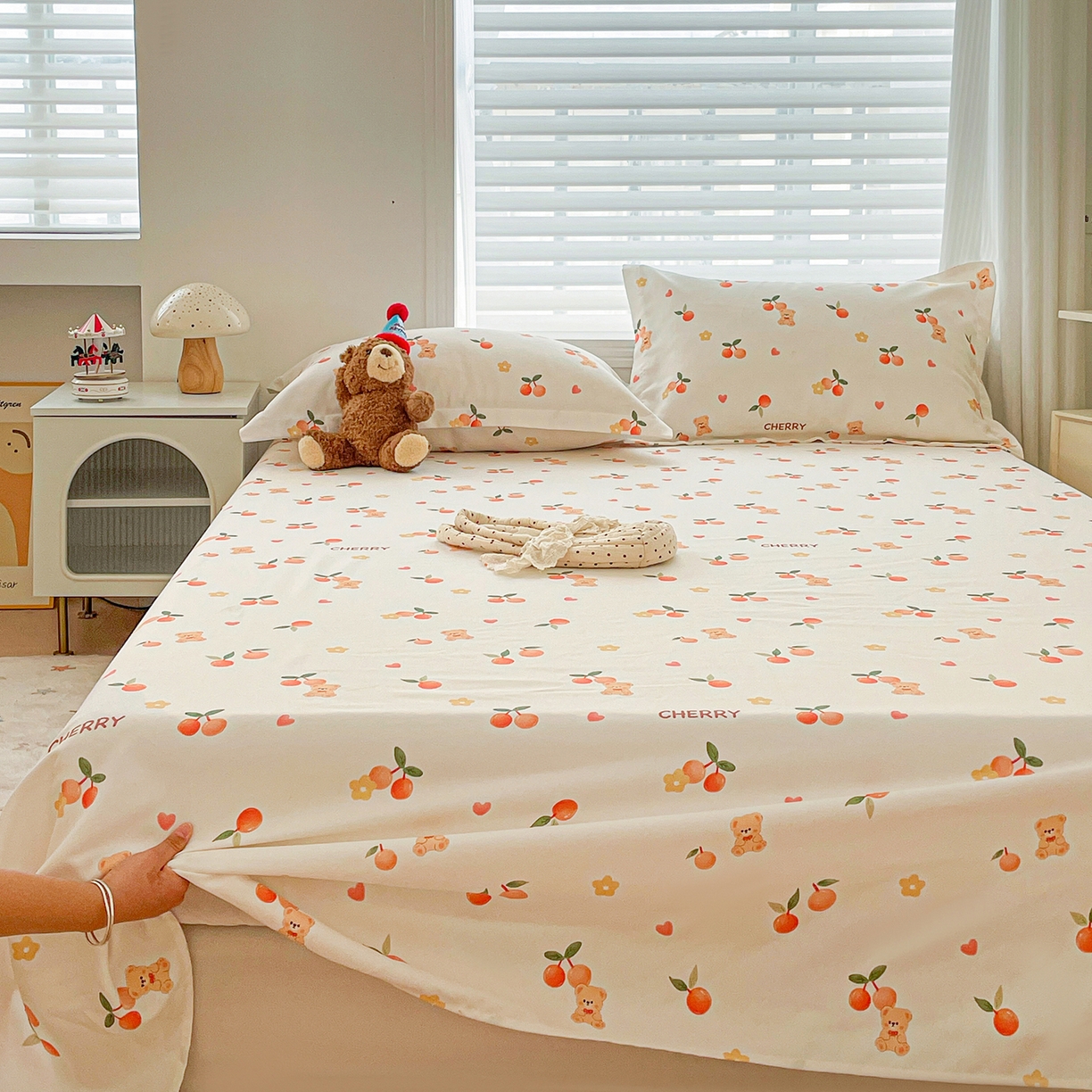 91家纺网 家纺一手货源 找家纺 纽缦家纺 2026新款舒适透气细沙卡通印花老粗布床单凉席席子 樱桃熊-米