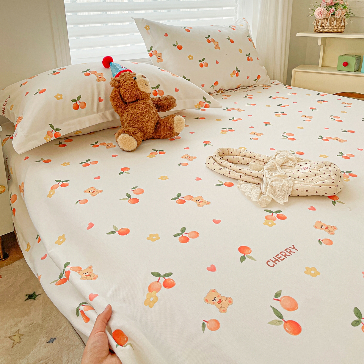 91家纺网 家纺一手货源 找家纺 纽缦家纺 2026新款舒适透气细沙卡通印花老粗布床单凉席席子 樱桃熊-米