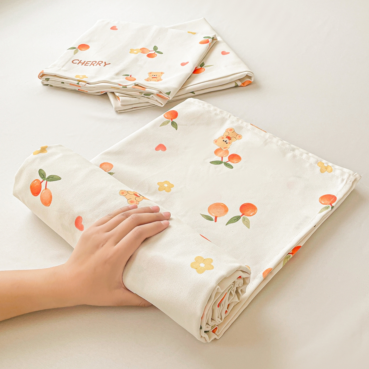 91家纺网 家纺一手货源 找家纺 纽缦家纺 2026新款舒适透气细沙卡通印花老粗布床单凉席席子 樱桃熊-米