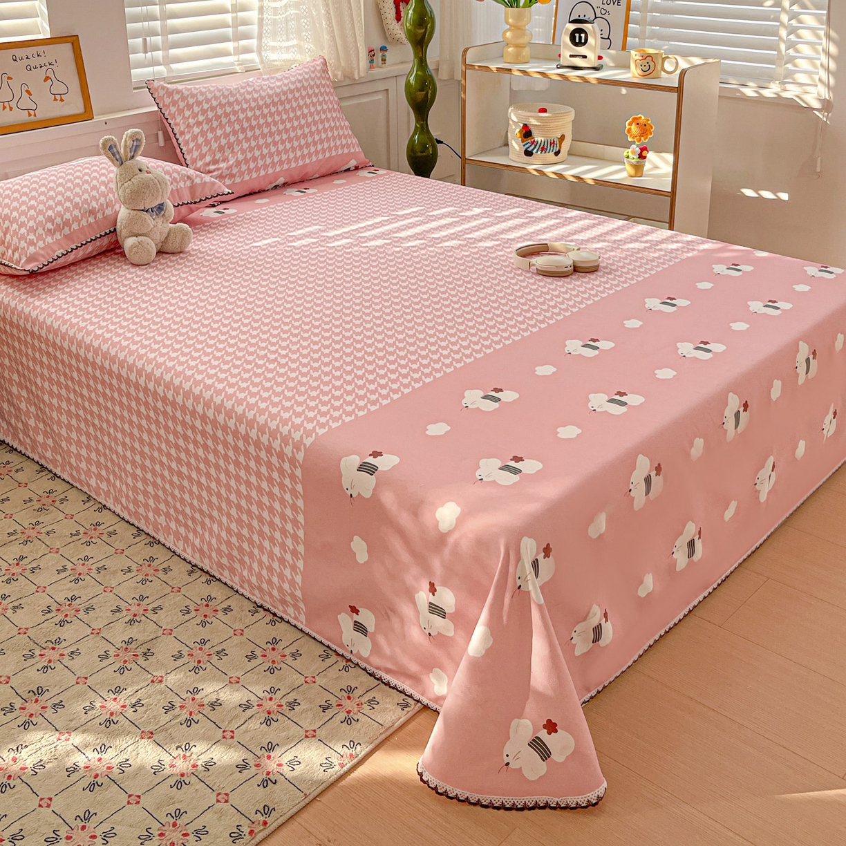 91家纺网 家纺一手货源 找家纺 纽缦家纺 2026新款舒适透气细沙卡通印花花边老粗布床单凉席席子 田园小兔-粉