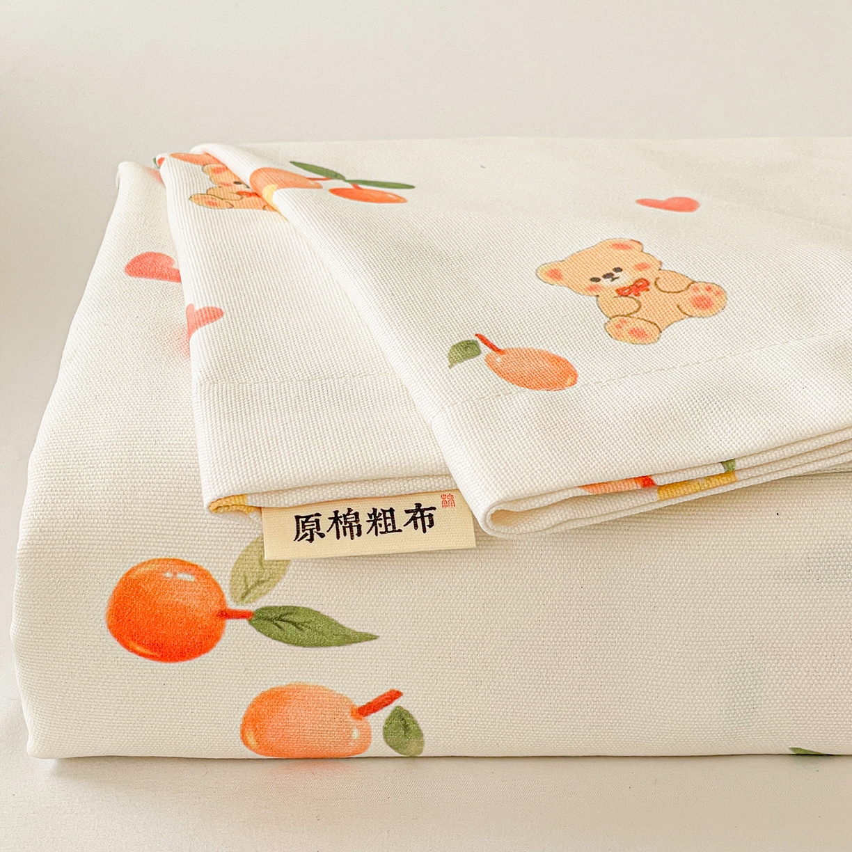91家纺网 家纺一手货源 找家纺 纽缦家纺 2026新款舒适透气细沙卡通印花老粗布床单凉席席子 樱桃熊-米