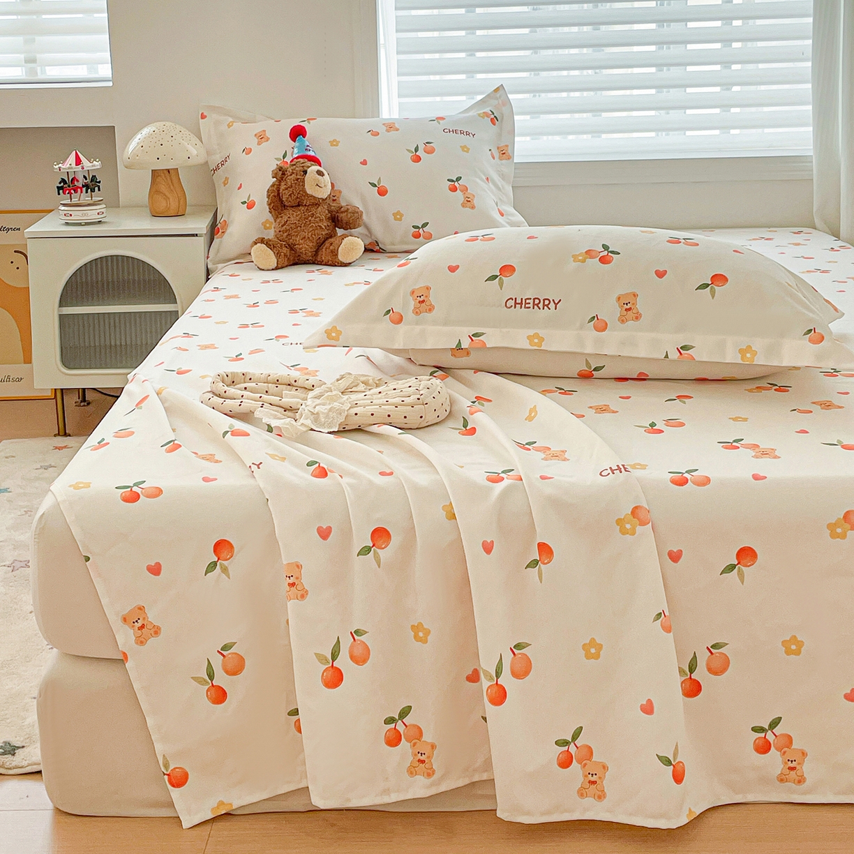 91家纺网 家纺一手货源 找家纺 纽缦家纺 2026新款舒适透气细沙卡通印花老粗布床单凉席席子 樱桃熊-米