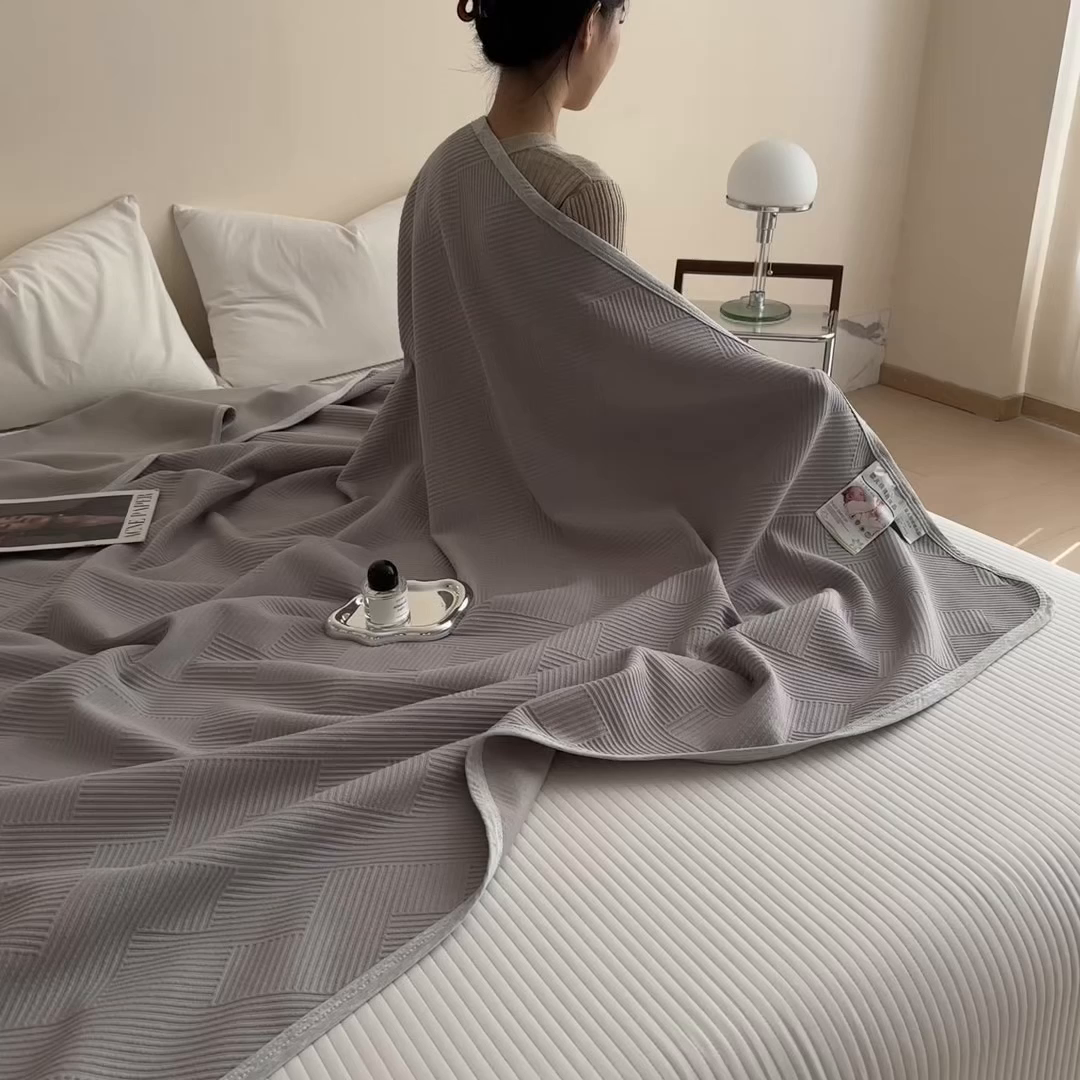 91家纺网 家纺一手货源 找家纺 布凡家居 2026新款290克全棉A类三层纱盖毯夏被午睡被 菱纹-优雅灰