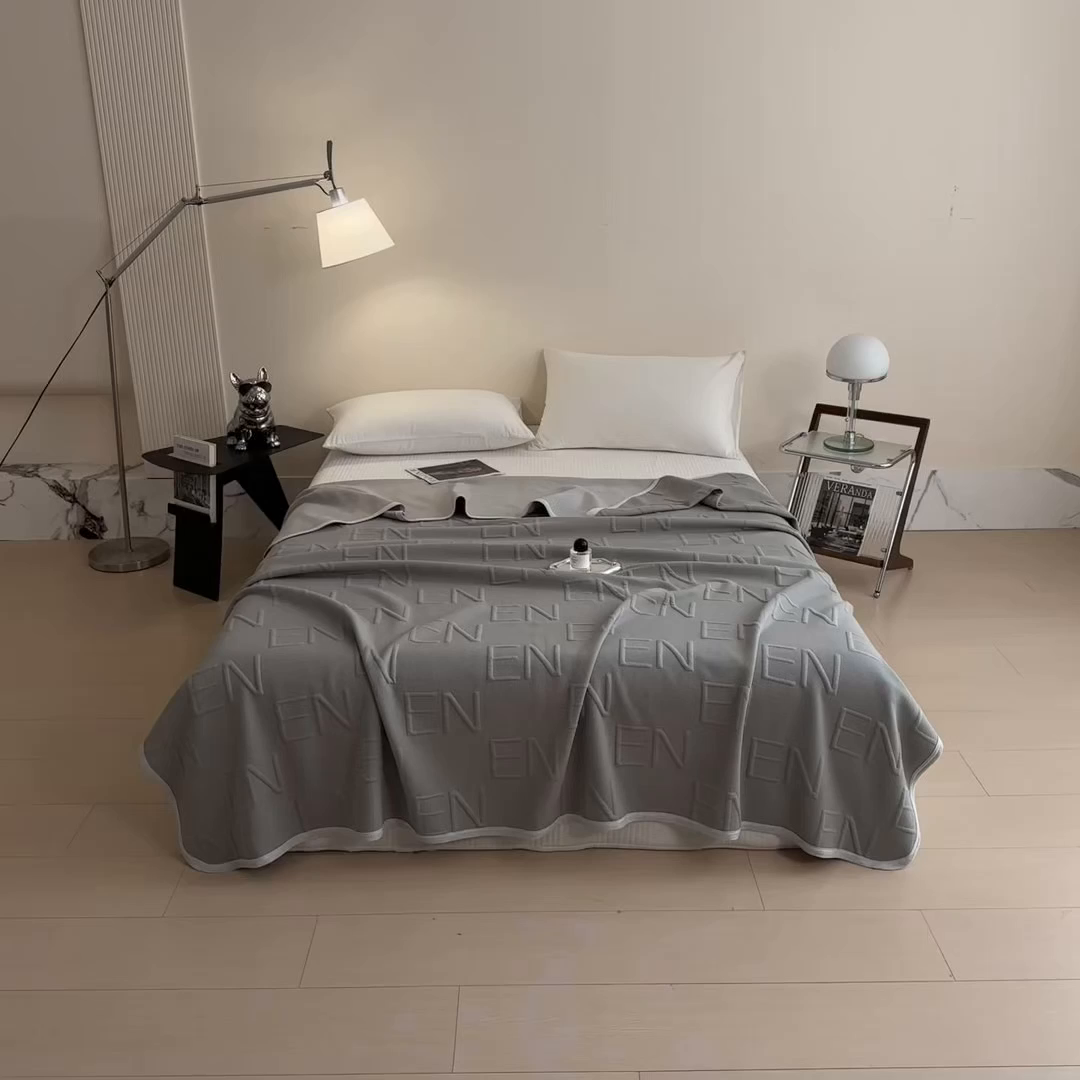 91家纺网 家纺一手货源 找家纺 布凡家居 2026新款290克全棉A类三层纱盖毯夏被午睡被 知槿-灰绿