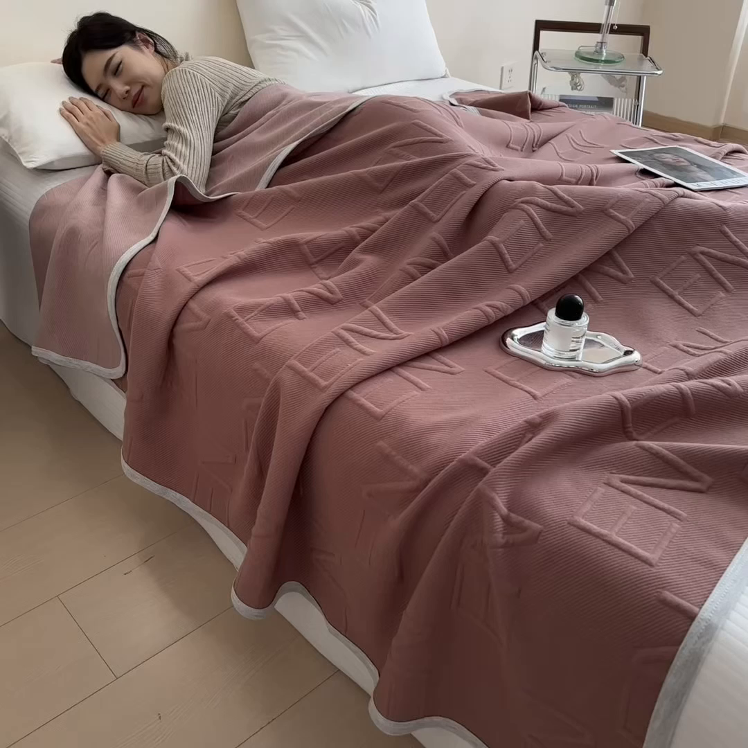 91家纺网 家纺一手货源 找家纺 布凡家居 2026新款290克全棉A类三层纱盖毯夏被午睡被 知槿-酒红