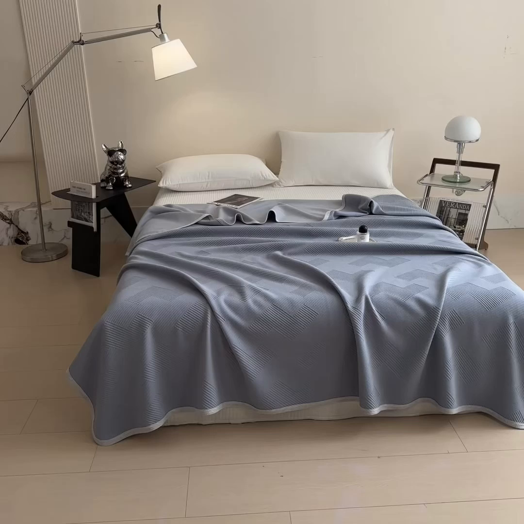 91家纺网 家纺一手货源 找家纺 布凡家居 2026新款290克全棉A类三层纱盖毯夏被午睡被 菱纹-雾霾蓝