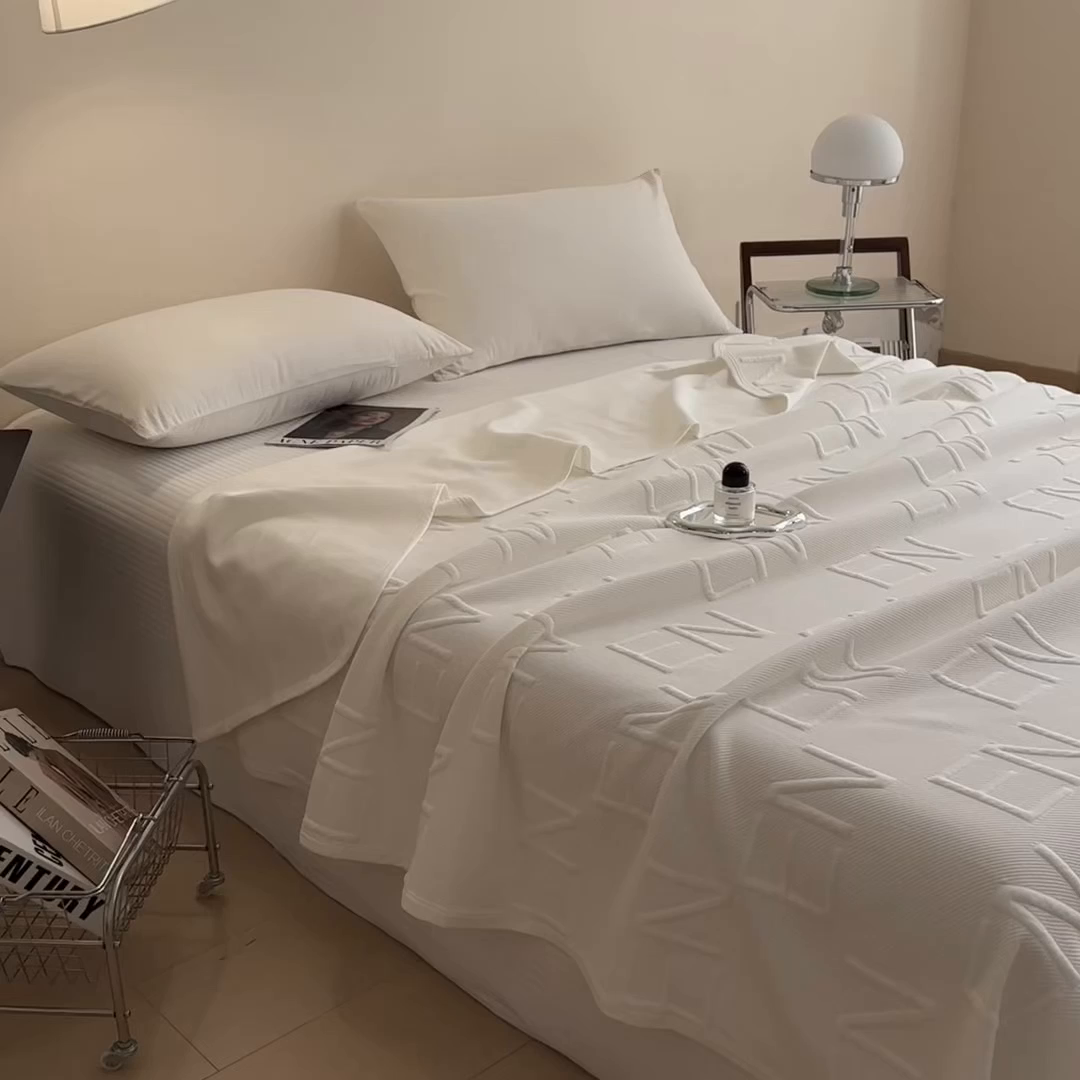 91家纺网 家纺一手货源 找家纺 布凡家居 2026新款290克全棉A类三层纱盖毯夏被午睡被 知槿-高级白