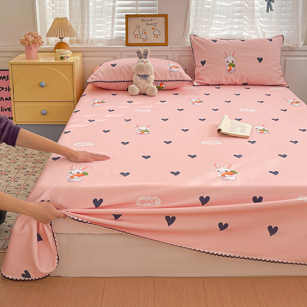 91家纺网 家纺一手货源 找家纺 纽缦家纺 2026新款舒适透气细沙卡通印花花边老粗布床单凉席席子 胡萝卜兔-粉