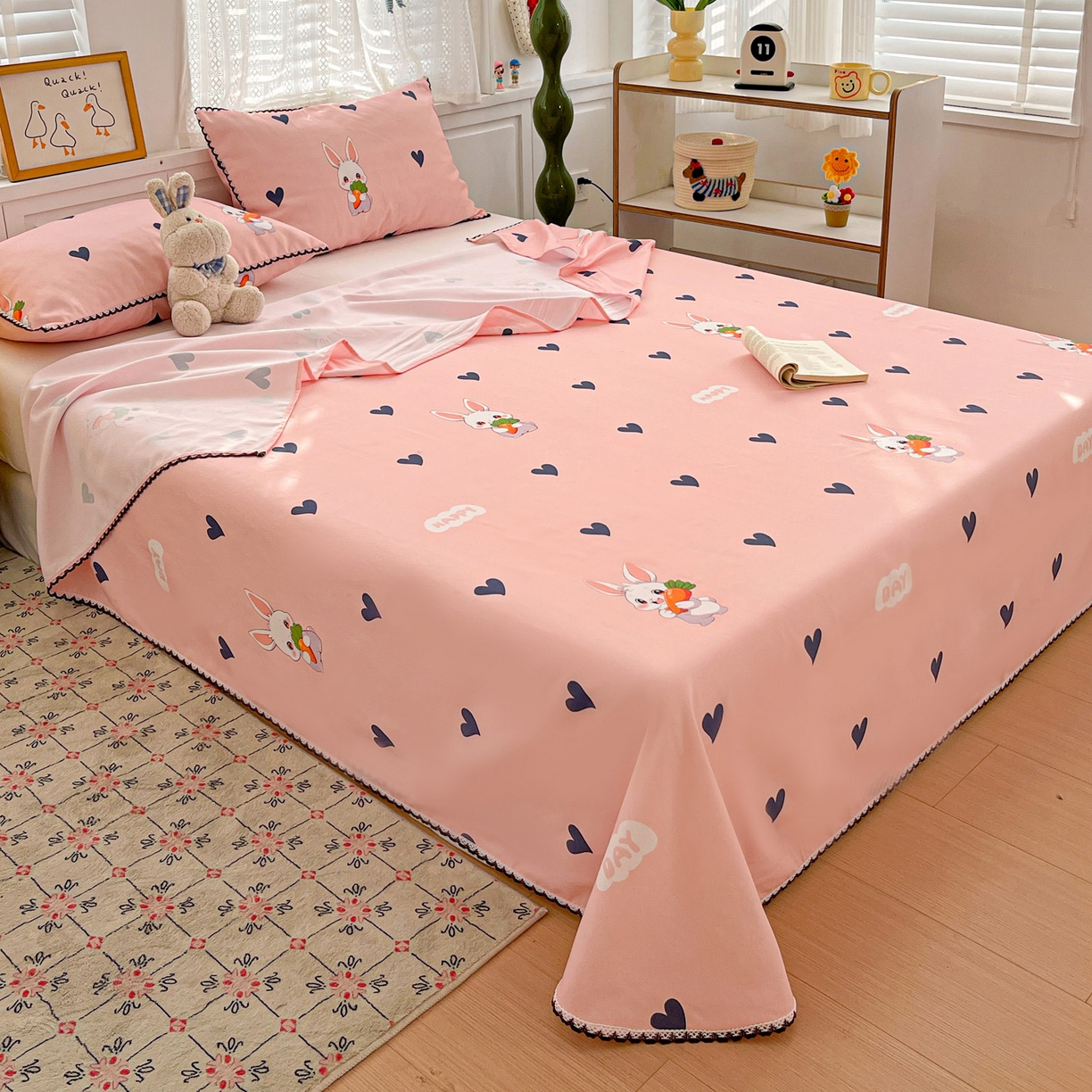 91家纺网 家纺一手货源 找家纺 纽缦家纺 2026新款舒适透气细沙卡通印花花边老粗布床单凉席席子 胡萝卜兔-粉