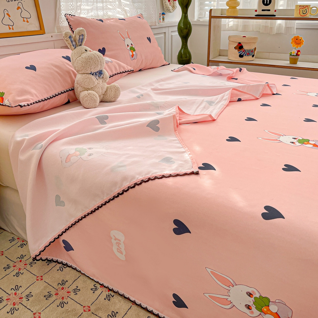 91家纺网 家纺一手货源 找家纺 纽缦家纺 2026新款舒适透气细沙卡通印花花边老粗布床单凉席席子 胡萝卜兔-粉