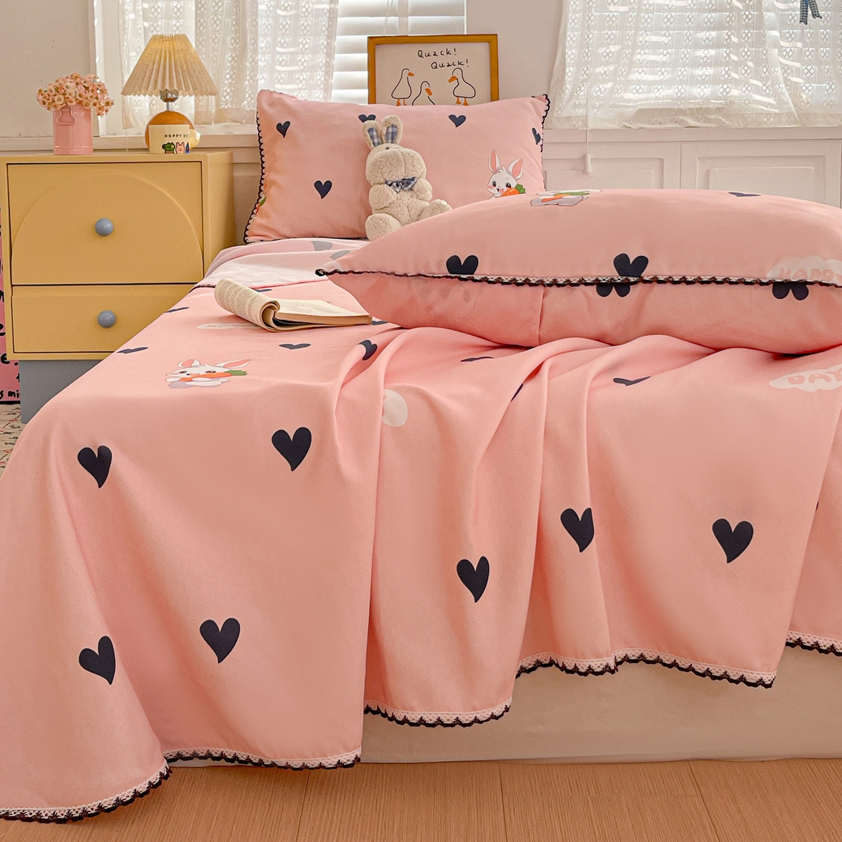 91家纺网 家纺一手货源 找家纺 纽缦家纺 2026新款舒适透气细沙卡通印花花边老粗布床单凉席席子 胡萝卜兔-粉