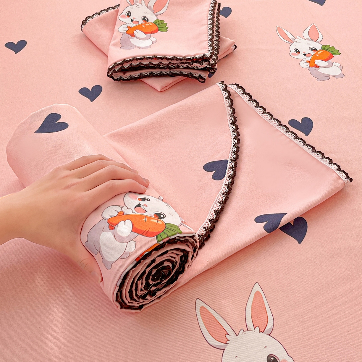 91家纺网 家纺一手货源 找家纺 纽缦家纺 2026新款舒适透气细沙卡通印花花边老粗布床单凉席席子 胡萝卜兔-粉