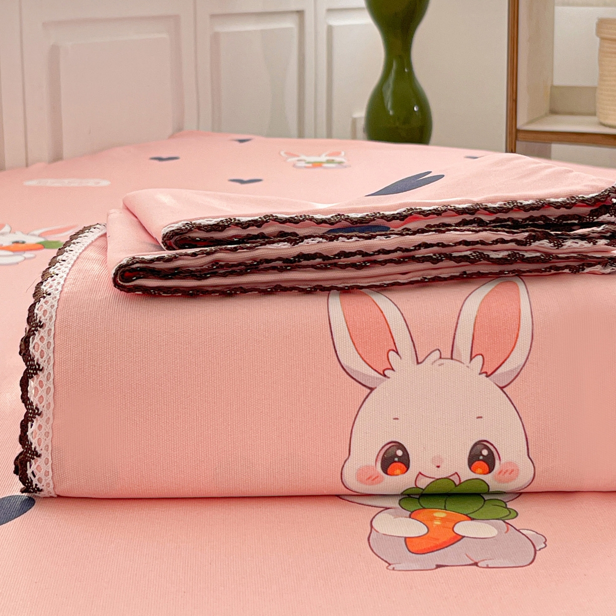 91家纺网 家纺一手货源 找家纺 纽缦家纺 2026新款舒适透气细沙卡通印花花边老粗布床单凉席席子 胡萝卜兔-粉