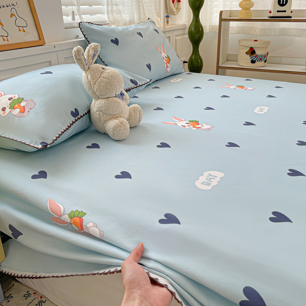 91家纺网 家纺一手货源 找家纺 纽缦家纺 2026新款舒适透气细沙卡通印花花边老粗布床单凉席席子 胡萝卜兔-蓝