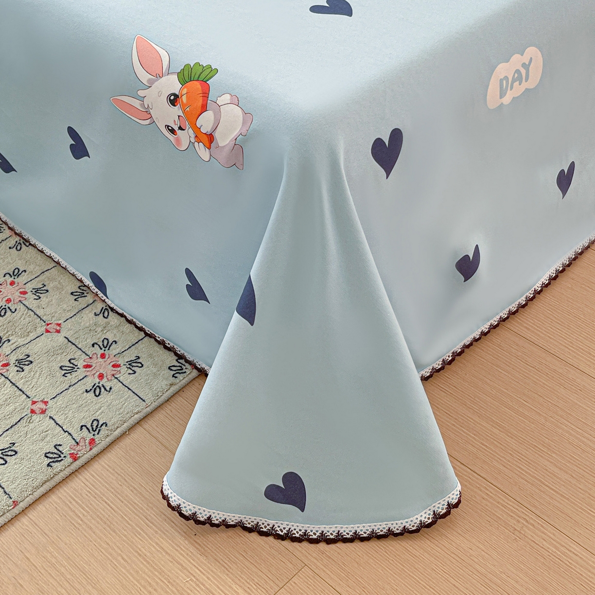 91家纺网 家纺一手货源 找家纺 纽缦家纺 2026新款舒适透气细沙卡通印花花边老粗布床单凉席席子 胡萝卜兔-蓝