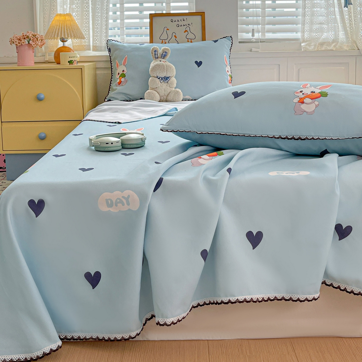 91家纺网 家纺一手货源 找家纺 纽缦家纺 2026新款舒适透气细沙卡通印花花边老粗布床单凉席席子 胡萝卜兔-蓝