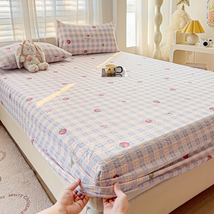 91家纺网 家纺一手货源 找家纺 纽缦家纺 2026春夏新款云感提花双层纱单床笠 床笠单件 有草莓的地方