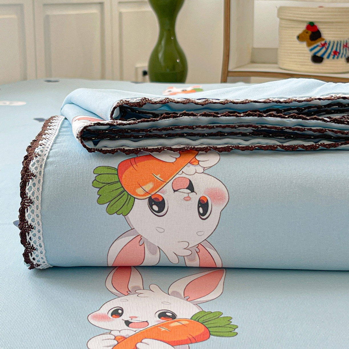 91家纺网 家纺一手货源 找家纺 纽缦家纺 2026新款舒适透气细沙卡通印花花边老粗布床单凉席席子 胡萝卜兔-蓝