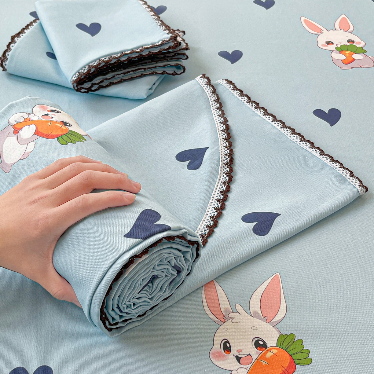 91家纺网 家纺一手货源 找家纺 纽缦家纺 2026新款舒适透气细沙卡通印花花边老粗布床单凉席席子 胡萝卜兔-蓝