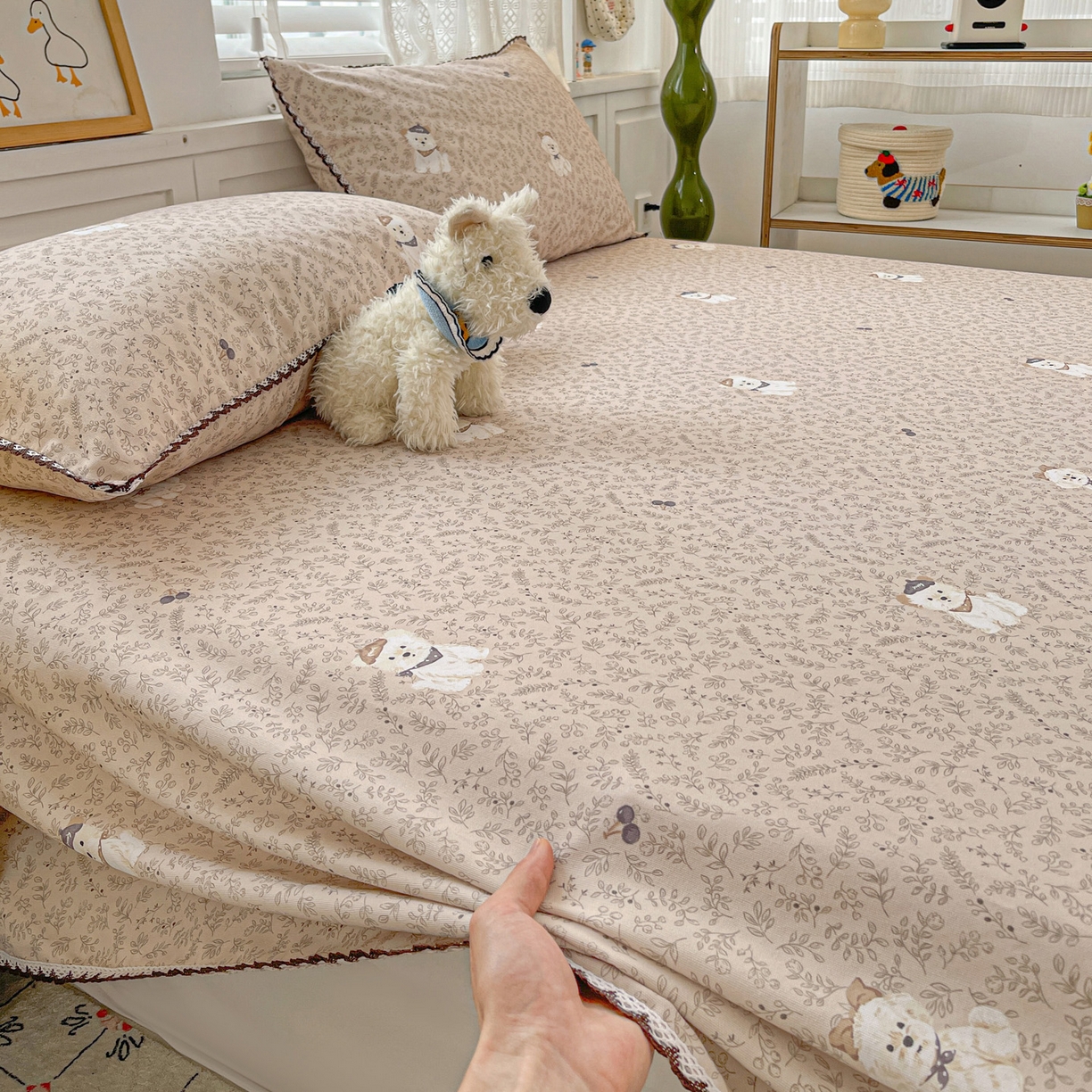 91家纺网 家纺一手货源 找家纺 纽缦家纺 2026新款舒适透气细沙卡通印花花边老粗布床单凉席席子 花漾小狗-咖