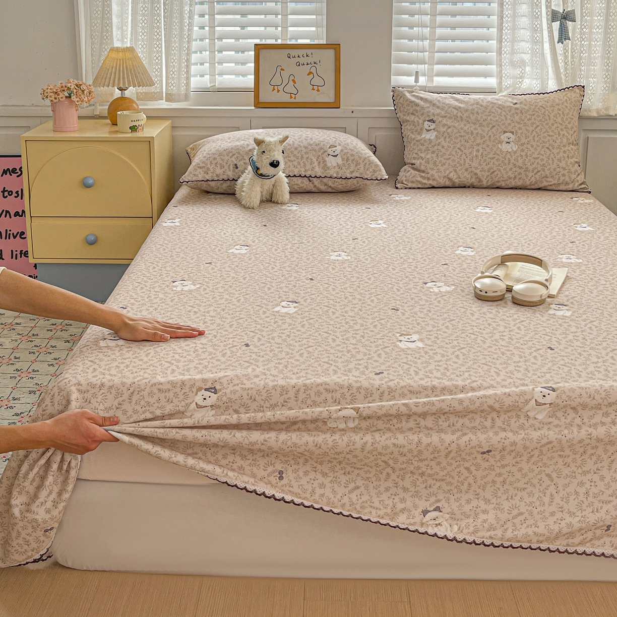91家纺网 家纺一手货源 找家纺 纽缦家纺 2026新款舒适透气细沙卡通印花花边老粗布床单凉席席子 花漾小狗-咖