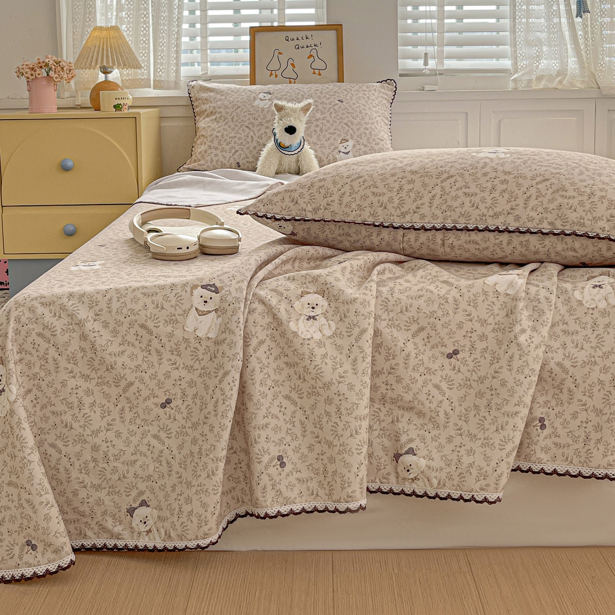 91家纺网 家纺一手货源 找家纺 纽缦家纺 2026新款舒适透气细沙卡通印花花边老粗布床单凉席席子 花漾小狗-咖