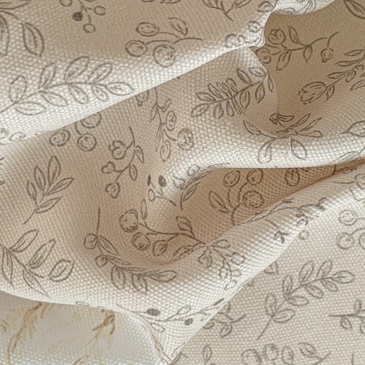 91家纺网 家纺一手货源 找家纺 纽缦家纺 2026新款舒适透气细沙卡通印花花边老粗布床单凉席席子 花漾小狗-咖