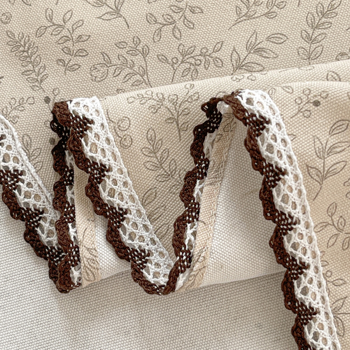 91家纺网 家纺一手货源 找家纺 纽缦家纺 2026新款舒适透气细沙卡通印花花边老粗布床单凉席席子 花漾小狗-咖