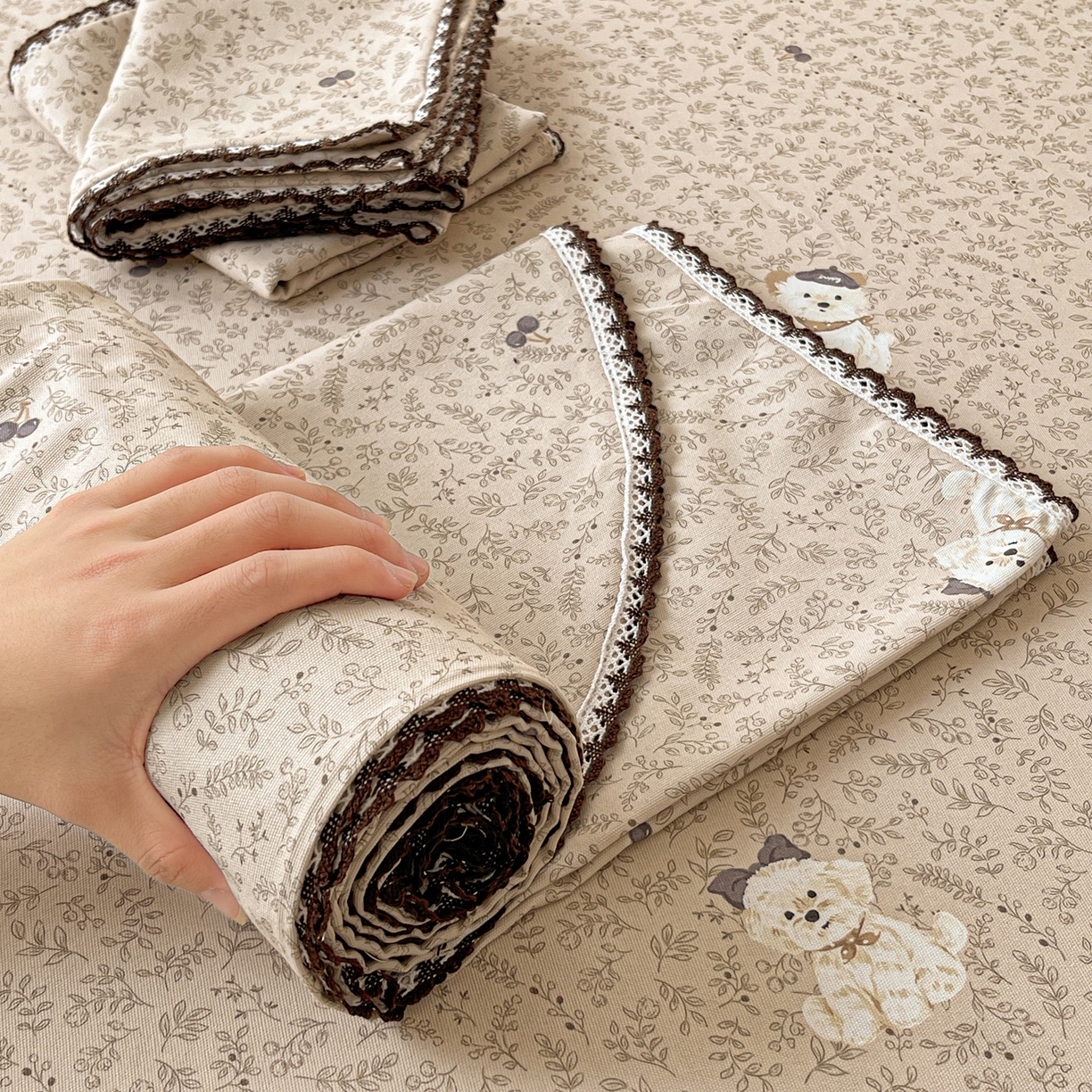 91家纺网 家纺一手货源 找家纺 纽缦家纺 2026新款舒适透气细沙卡通印花花边老粗布床单凉席席子 花漾小狗-咖