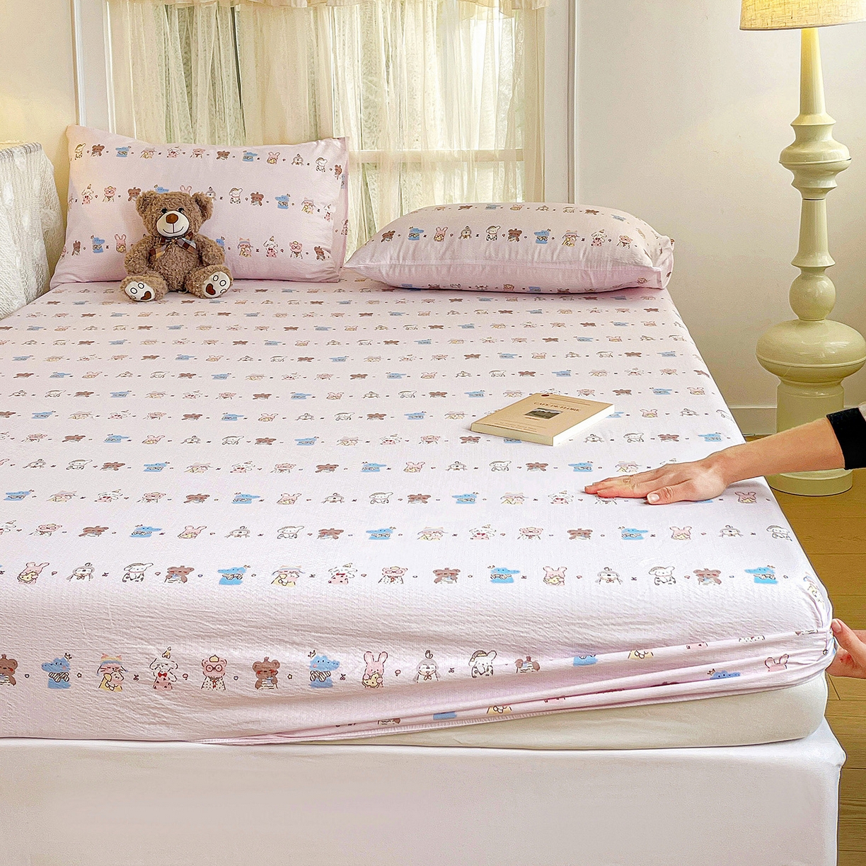 91家纺网 家纺一手货源 找家纺 纽缦家纺 2026春夏新款云感提花双层纱单床笠 床笠单件 动物游园