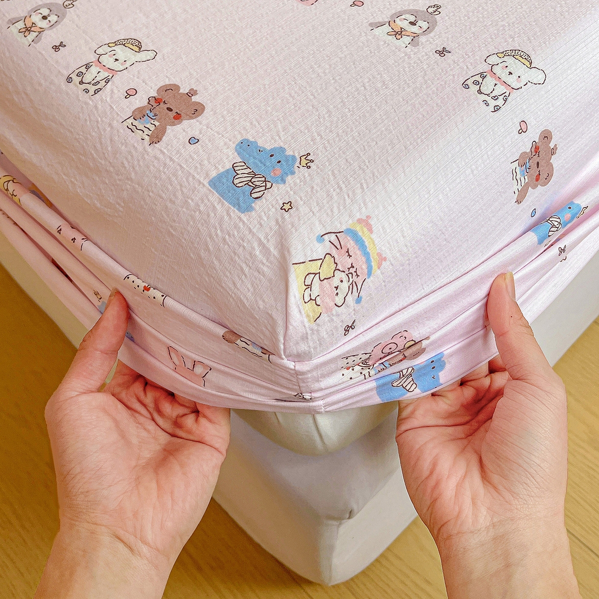 91家纺网 家纺一手货源 找家纺 纽缦家纺 2026春夏新款云感提花双层纱单床笠 床笠单件 动物游园