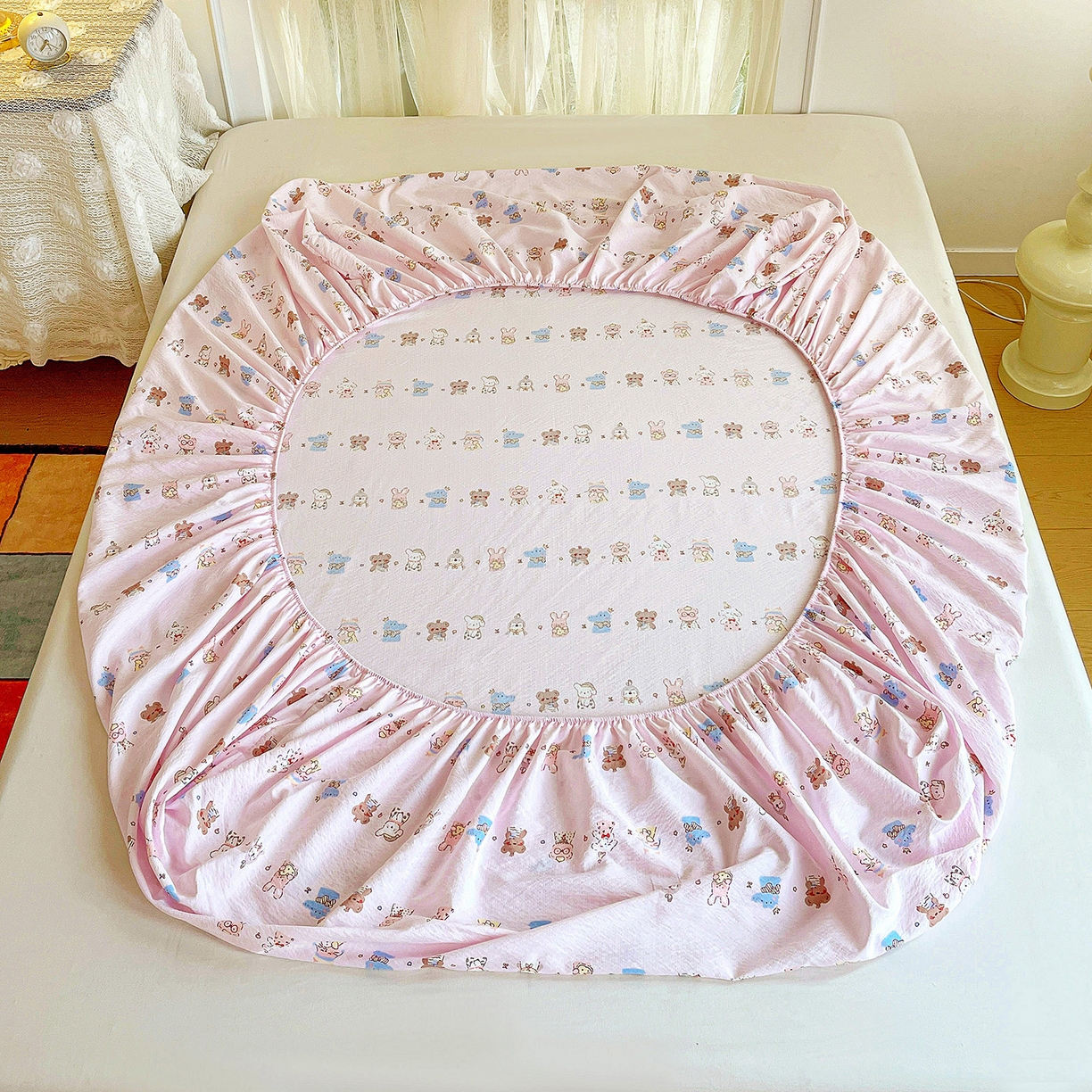 91家纺网 家纺一手货源 找家纺 纽缦家纺 2026春夏新款云感提花双层纱单床笠 床笠单件 动物游园