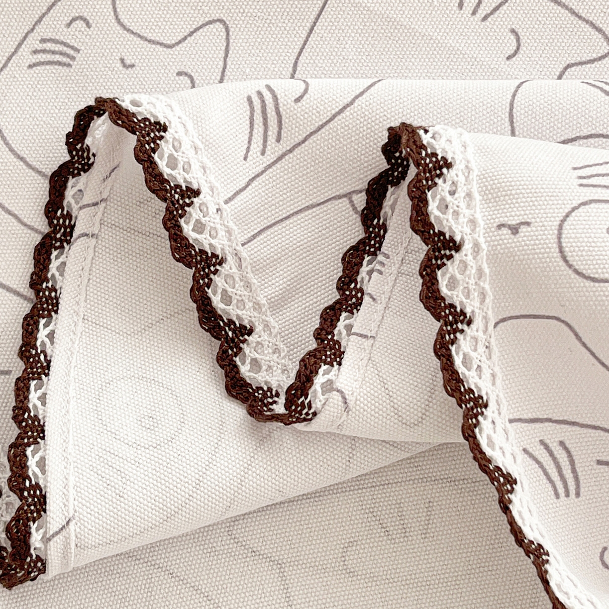 91家纺网 家纺一手货源 找家纺 纽缦家纺 2026新款舒适透气细沙卡通印花花边老粗布床单凉席席子 卡洛熊-灰