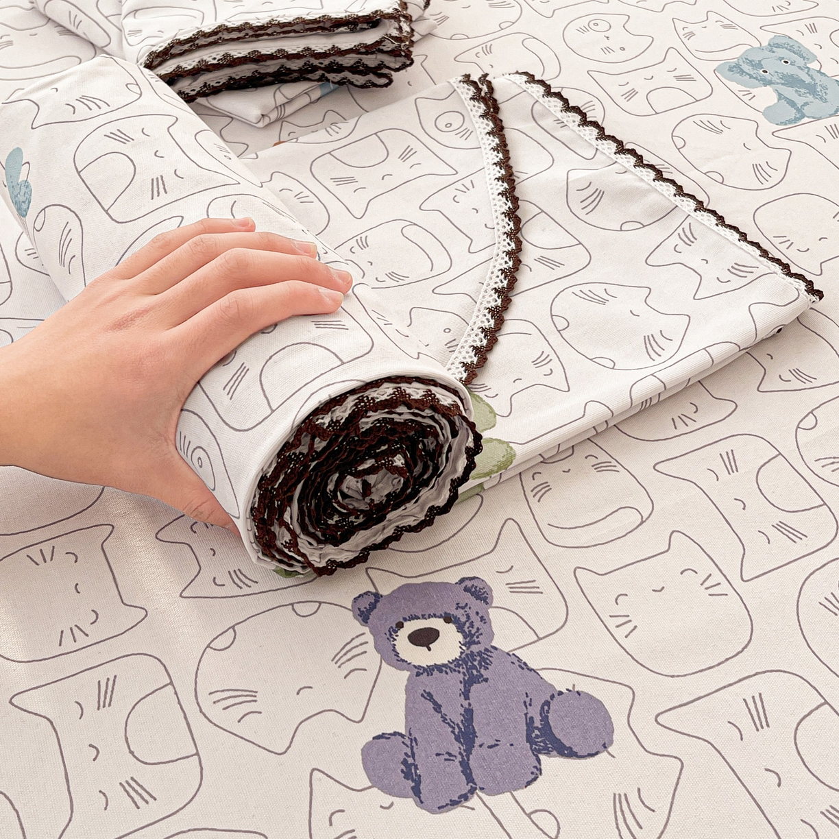 91家纺网 家纺一手货源 找家纺 纽缦家纺 2026新款舒适透气细沙卡通印花花边老粗布床单凉席席子 卡洛熊-灰