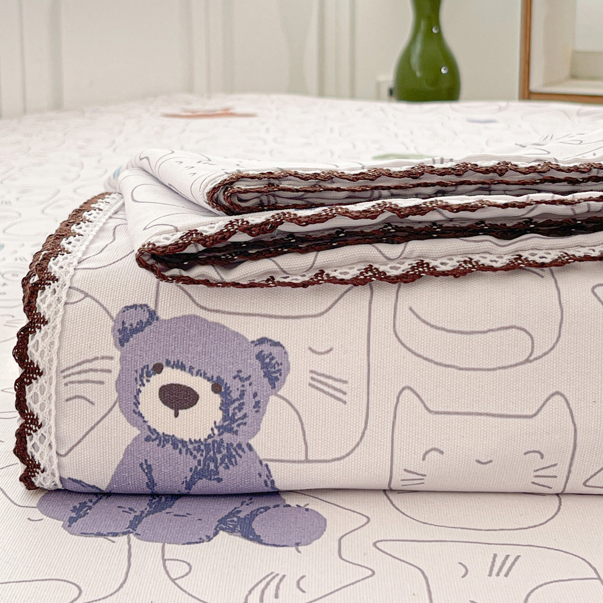 91家纺网 家纺一手货源 找家纺 纽缦家纺 2026新款舒适透气细沙卡通印花花边老粗布床单凉席席子 卡洛熊-灰