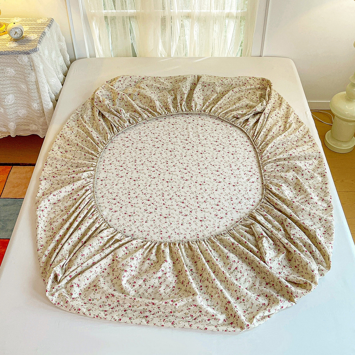 91家纺网 家纺一手货源 找家纺 纽缦家纺 2026春夏新款云感提花双层纱单床笠 床笠单件 见花则喜