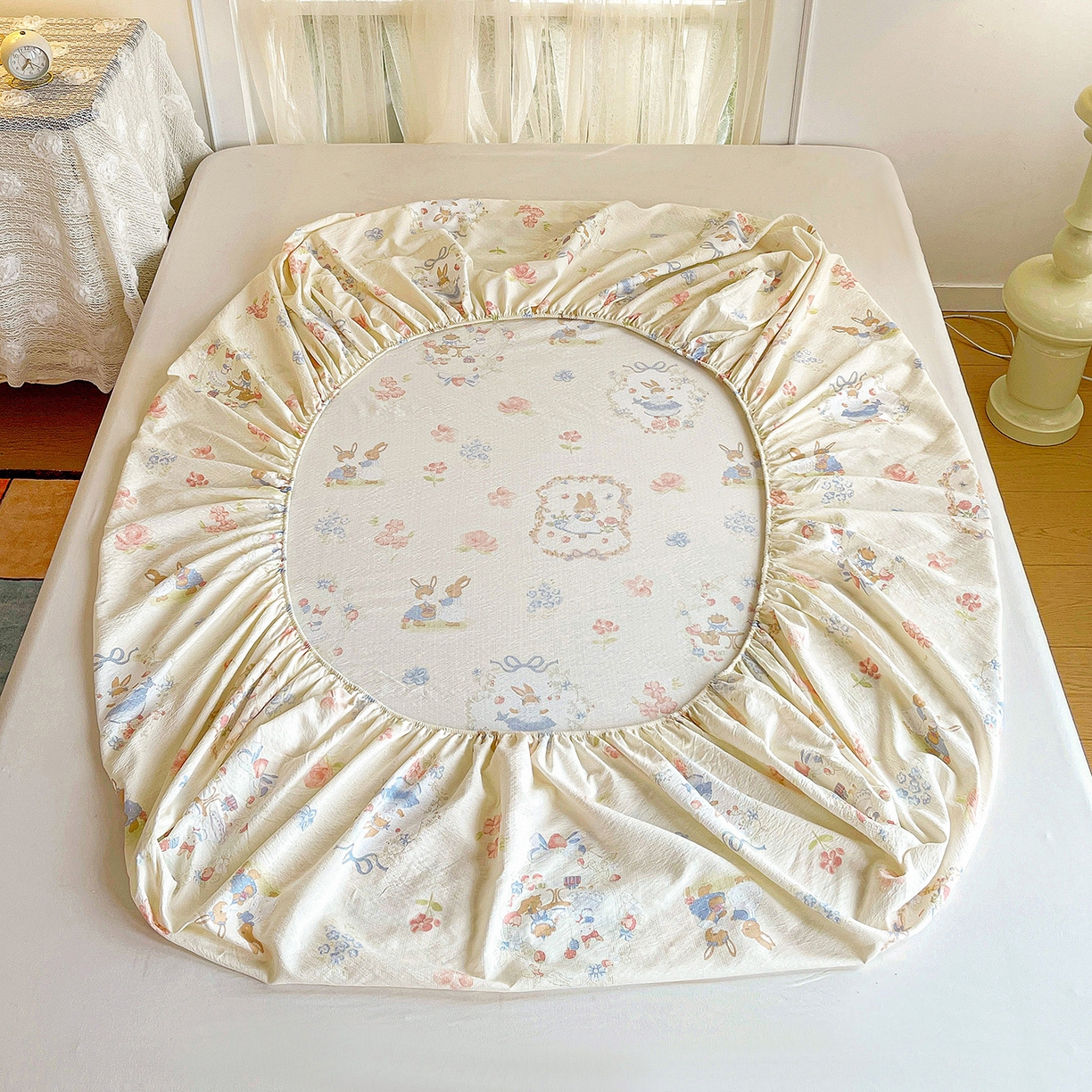 91家纺网 家纺一手货源 找家纺 纽缦家纺 2026春夏新款云感提花双层纱单床笠 床笠单件 镜子里的兔