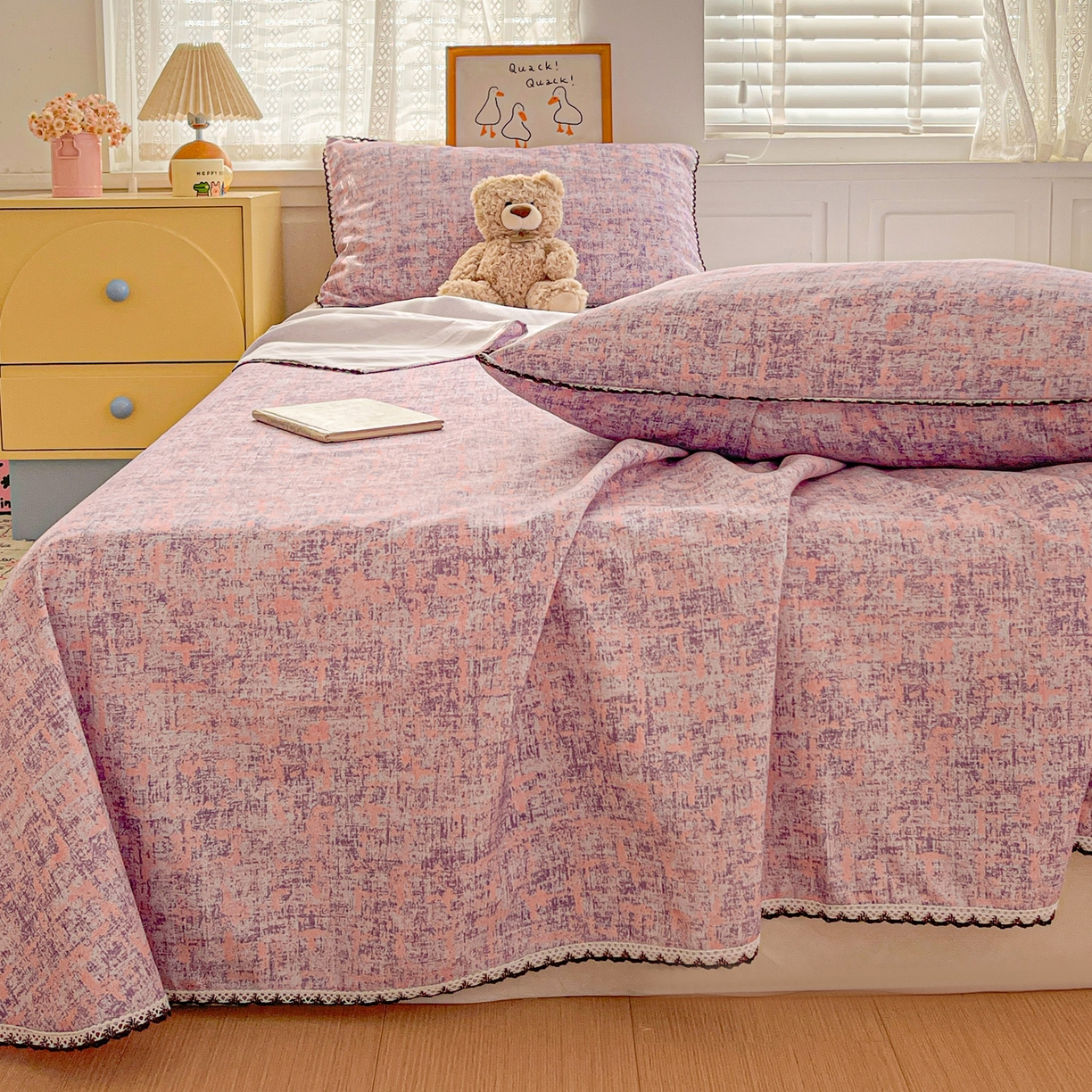 91家纺网 家纺一手货源 找家纺 纽缦家纺 2026新款舒适透气细沙卡通印花花边老粗布床单凉席席子 洛文-紫