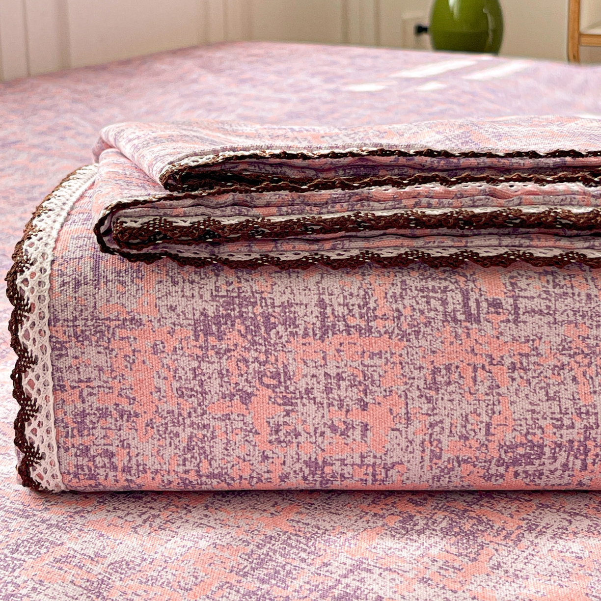 91家纺网 家纺一手货源 找家纺 纽缦家纺 2026新款舒适透气细沙卡通印花花边老粗布床单凉席席子 洛文-紫