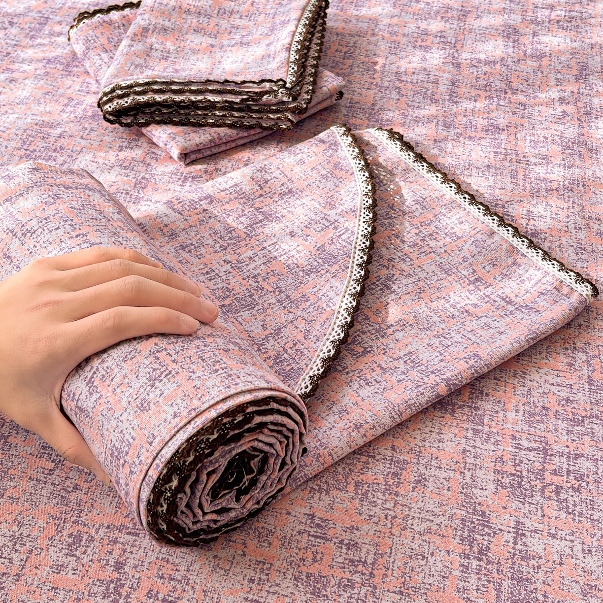 91家纺网 家纺一手货源 找家纺 纽缦家纺 2026新款舒适透气细沙卡通印花花边老粗布床单凉席席子 洛文-紫