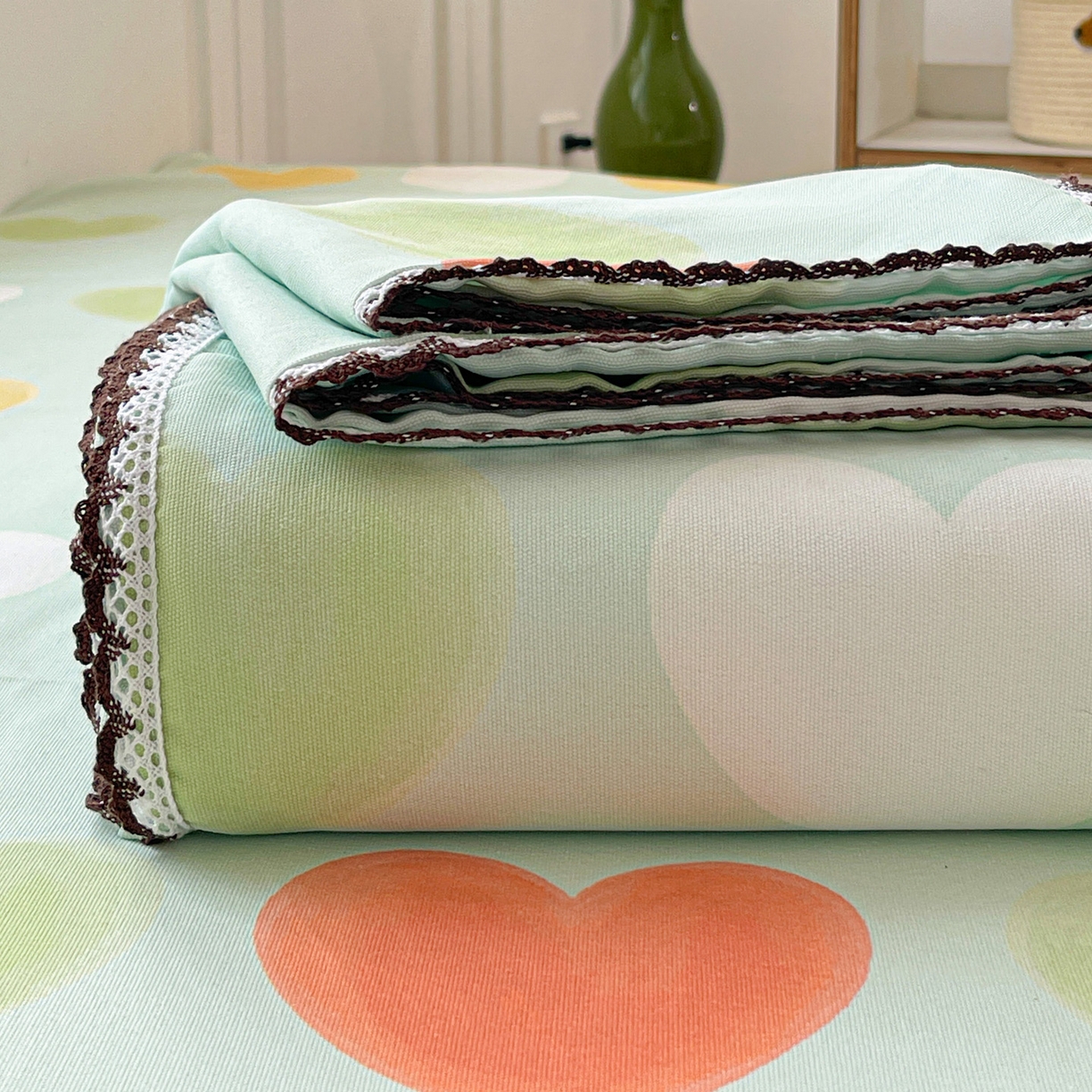 91家纺网 家纺一手货源 找家纺 纽缦家纺 2026新款舒适透气细沙卡通印花花边老粗布床单凉席席子 玛卡爱心-绿