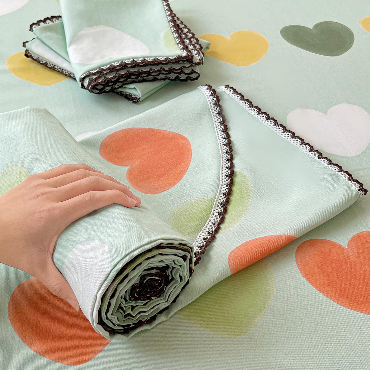 91家纺网 家纺一手货源 找家纺 纽缦家纺 2026新款舒适透气细沙卡通印花花边老粗布床单凉席席子 玛卡爱心-绿