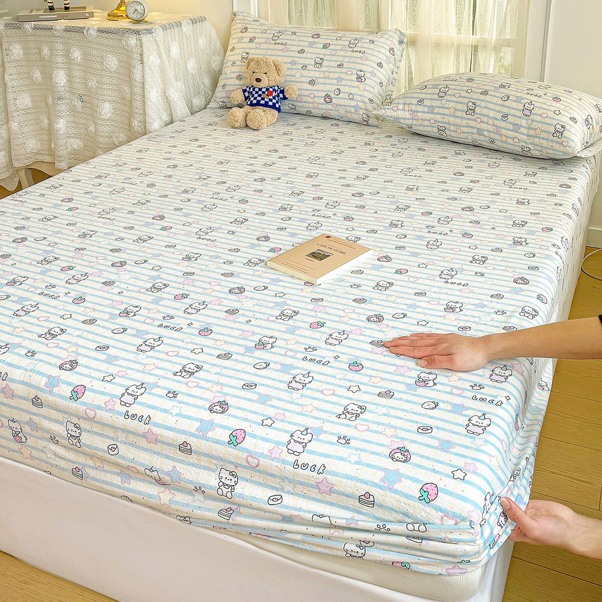 91家纺网 家纺一手货源 找家纺 纽缦家纺 2026春夏新款云感提花双层纱单床笠 床笠单件 切块草莓猫