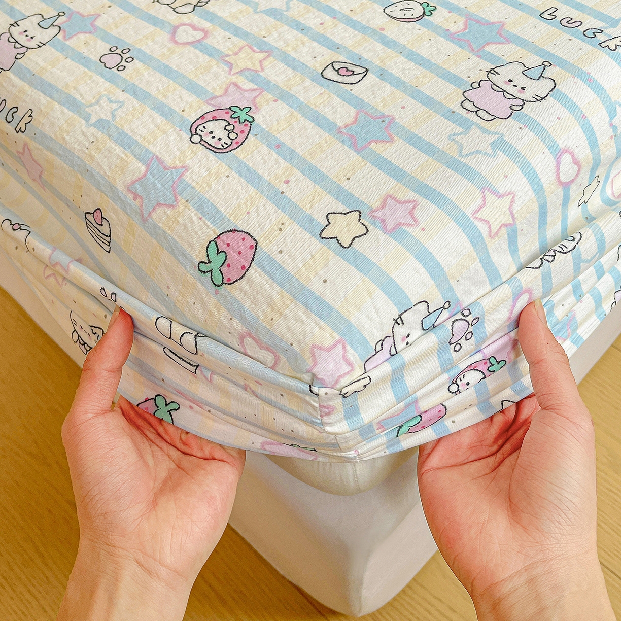 91家纺网 家纺一手货源 找家纺 纽缦家纺 2026春夏新款云感提花双层纱单床笠 床笠单件 切块草莓猫