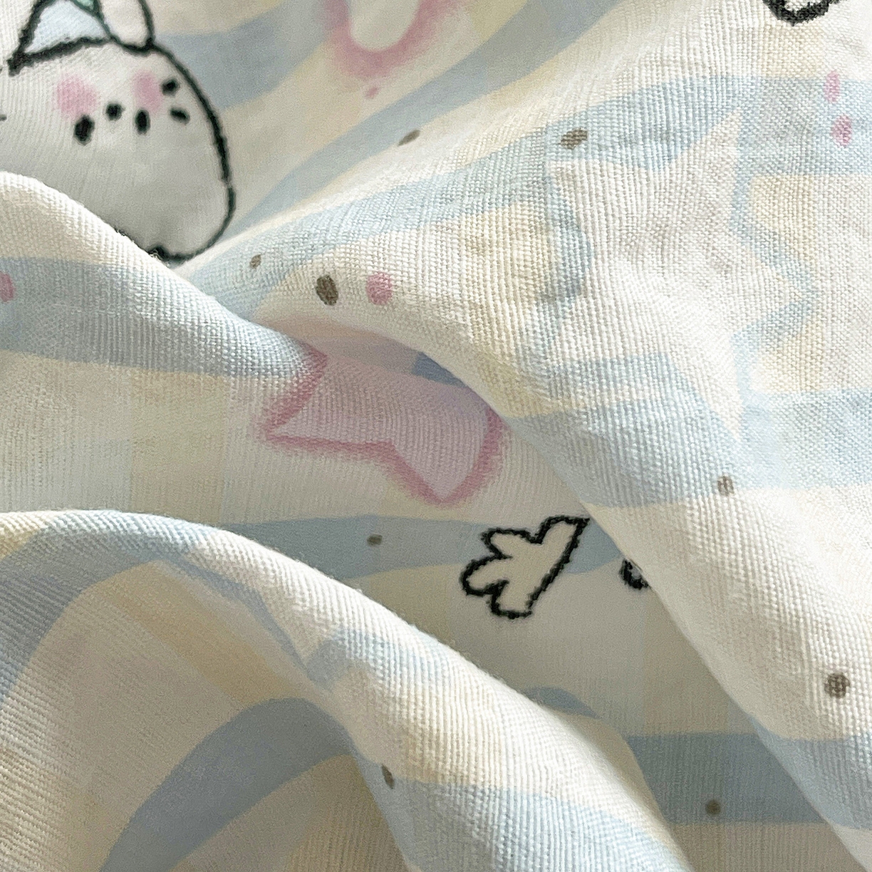 91家纺网 家纺一手货源 找家纺 纽缦家纺 2026春夏新款云感提花双层纱单床笠 床笠单件 切块草莓猫