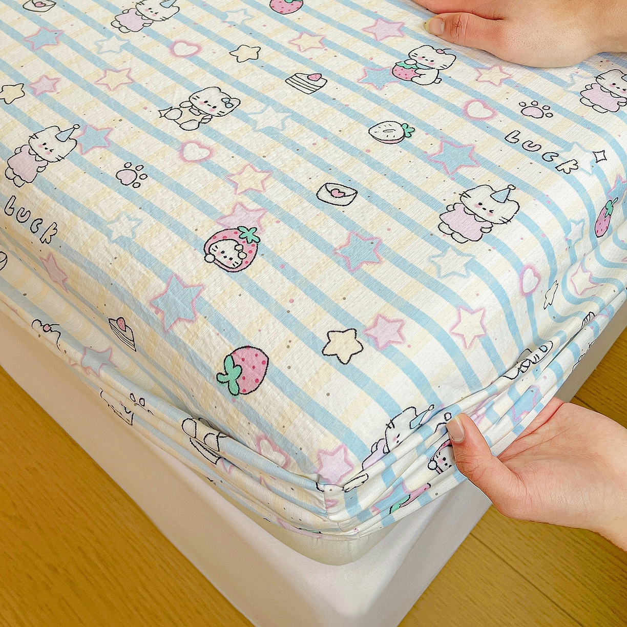 91家纺网 家纺一手货源 找家纺 纽缦家纺 2026春夏新款云感提花双层纱单床笠 床笠单件 切块草莓猫