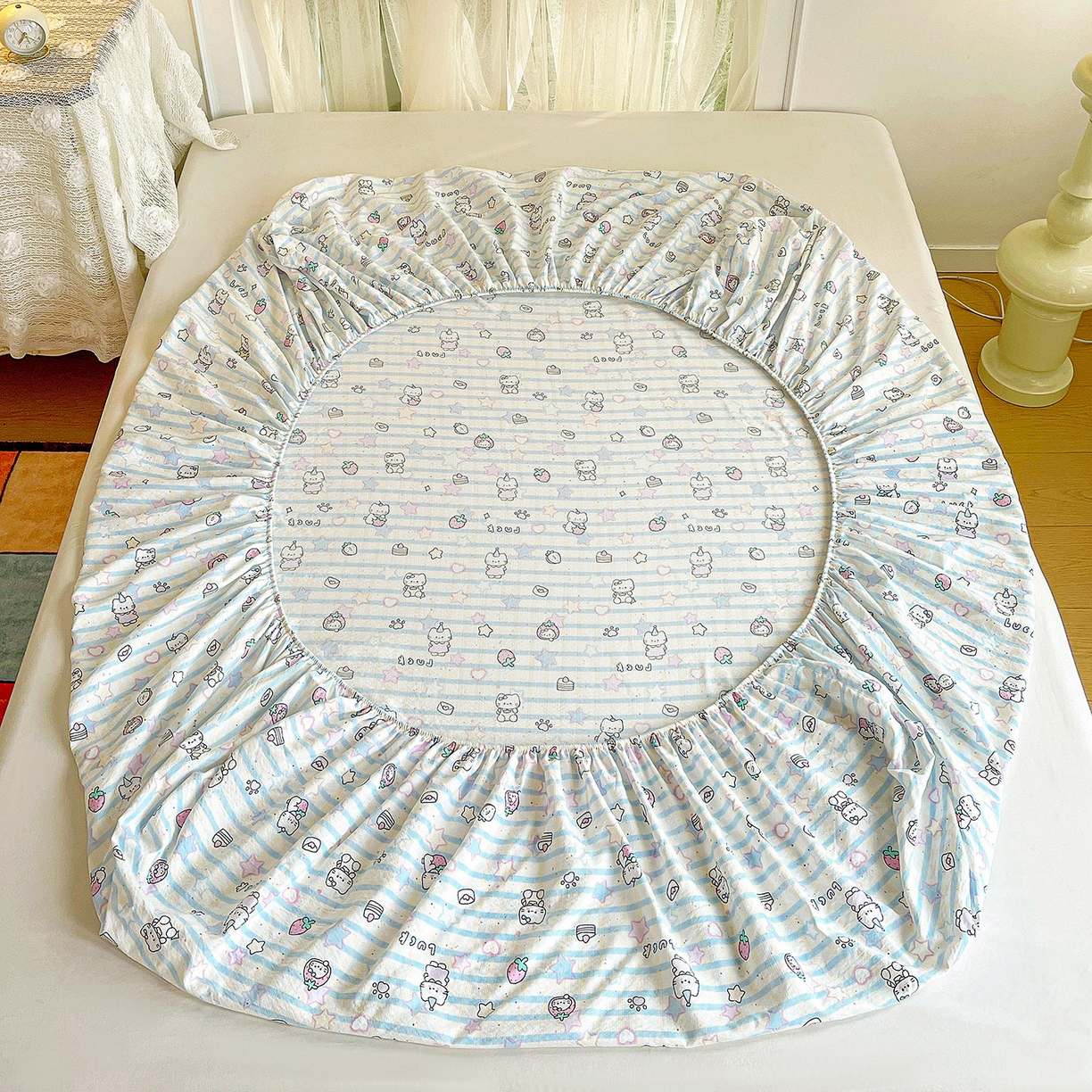 91家纺网 家纺一手货源 找家纺 纽缦家纺 2026春夏新款云感提花双层纱单床笠 床笠单件 切块草莓猫