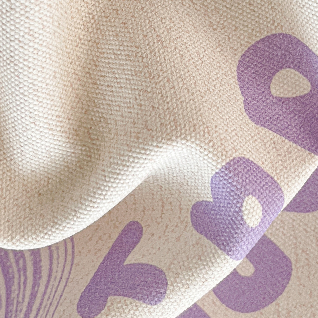 91家纺网 家纺一手货源 找家纺 纽缦家纺 2026新款舒适透气细沙卡通印花花边老粗布床单凉席席子 迷彩花瓣-米