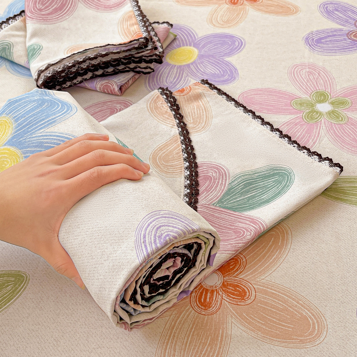 91家纺网 家纺一手货源 找家纺 纽缦家纺 2026新款舒适透气细沙卡通印花花边老粗布床单凉席席子 迷彩花瓣-米