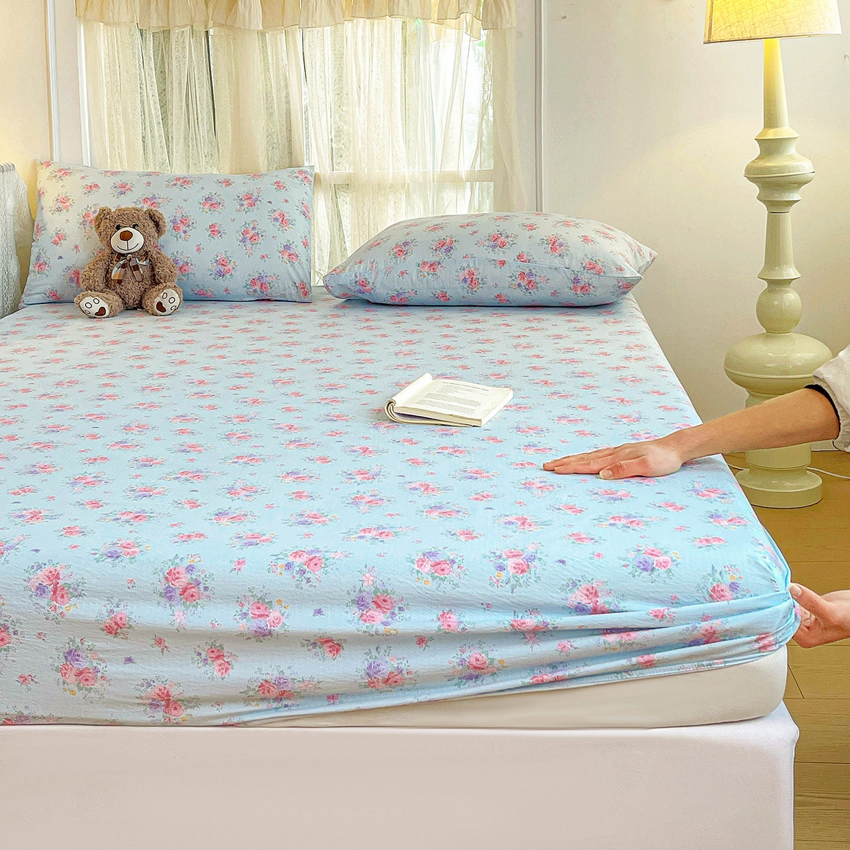 91家纺网 家纺一手货源 找家纺 纽缦家纺 2026春夏新款云感提花双层纱单床笠 床笠单件 清风与雾-蓝